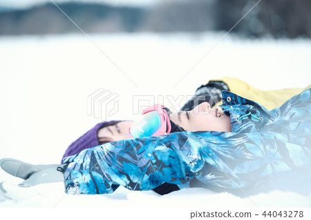 Ski resort woman 44043278