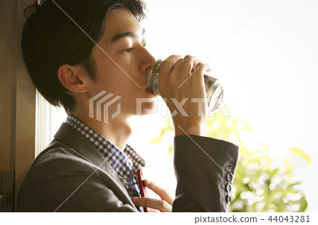 男人在房間裡喝酒 44043281