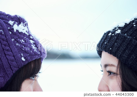 Ski resort woman 44043300