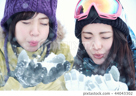 Ski resort woman Ski resort woman 44043302