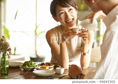 Men and women who drink alcohol in the room Men and women who drink alcohol in the room 44043303