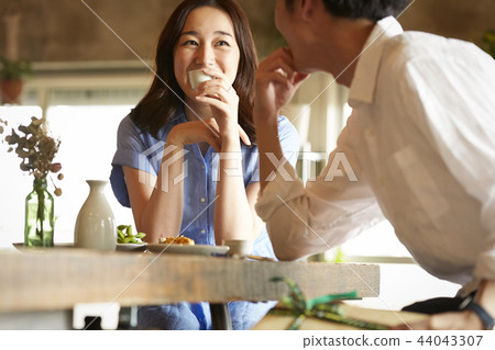在房間裡喝酒的男人和女人 在房間裡喝酒的男人和女人 44043307