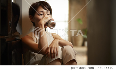 女人在一個房間裡喝酒 44043340