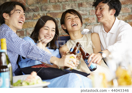 晚上玩的男人和女人 44043346