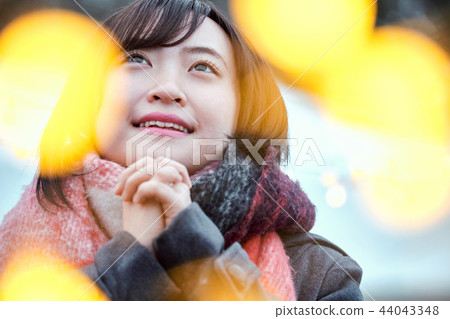 站立在雪的婦女 44043348