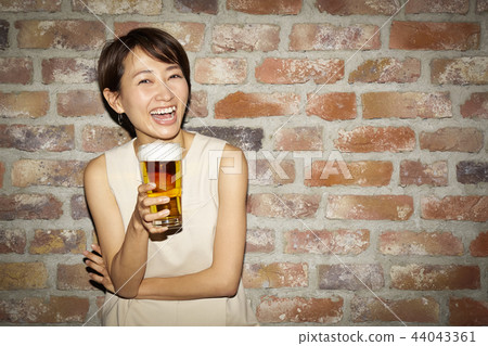 Woman to play at night Woman to play at night 44043361