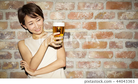Woman to play at night Woman to play at night 44043363