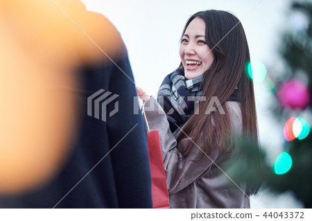 A couple doing a date 44043372