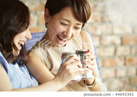 People enjoying a home party 44043391