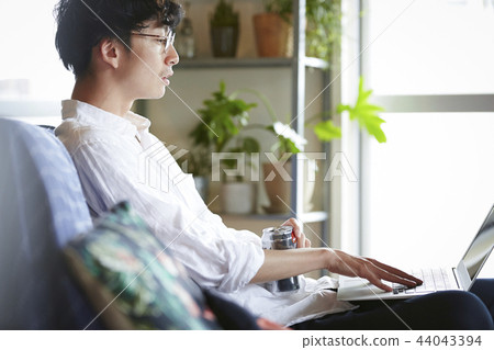 Men drinking alcohol in the room Men drinking alcohol in the room 44043394