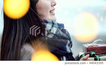 A woman with a present 44043395