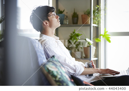男人在房間裡喝酒 44043400