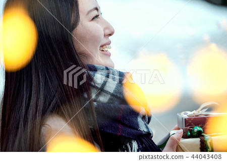 有禮物的女人 44043408