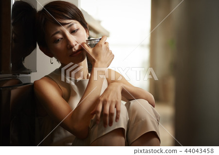 女人在一個房間裡喝酒 44043458