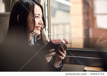 採取火車的高中女孩 採取火車的高中女孩 44043714