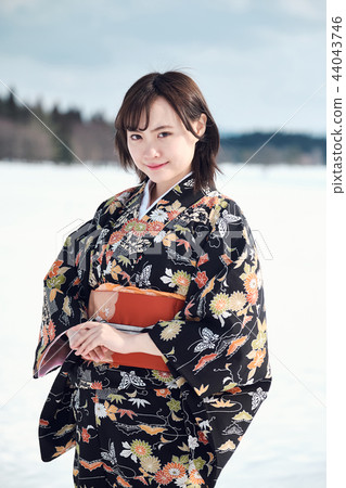Kimono woman standing in the snow 44043746