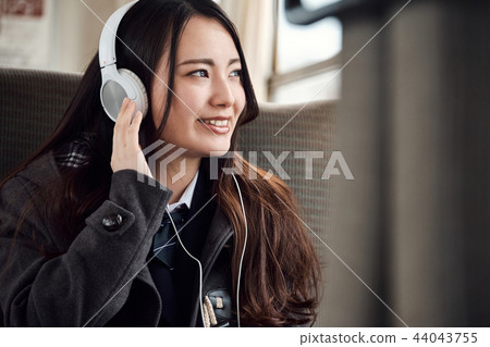 採取火車的高中女孩 44043755