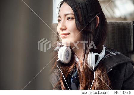 採取火車的高中女孩 採取火車的高中女孩 44043756