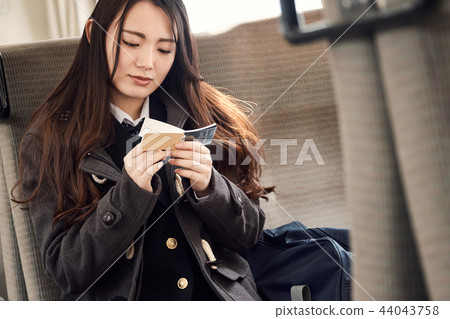 採取火車的高中女孩 採取火車的高中女孩 44043758