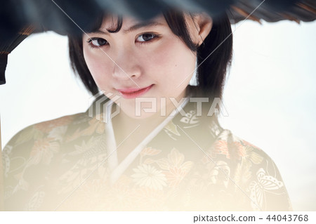 Kimono woman standing in the snow Kimono woman standing in the snow 44043768