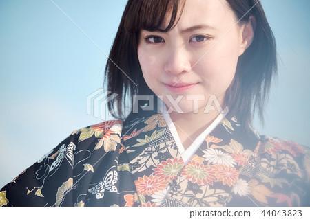 站立在雪的和服婦女 44043823