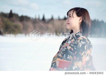 Kimono woman standing in the snow 44043843