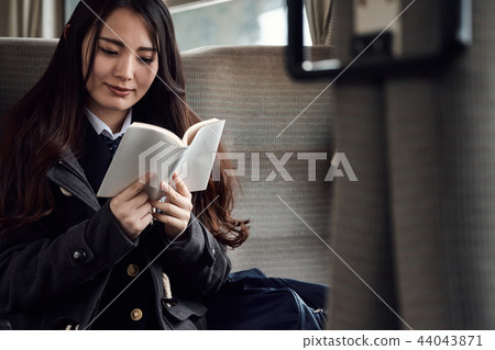 採取火車的高中女孩 採取火車的高中女孩 44043871