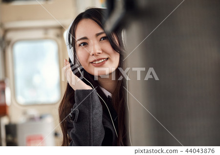 採取火車的高中女孩 採取火車的高中女孩 44043876