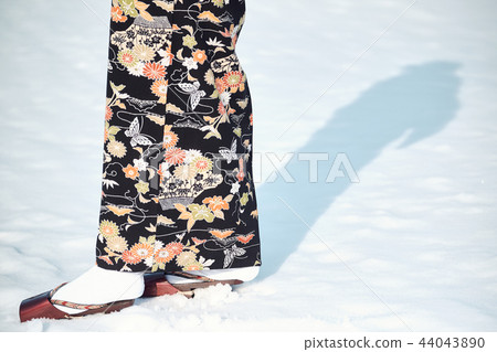 Kimono woman standing in the snow Kimono woman standing in the snow 44043890