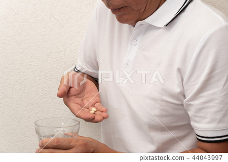 中年男子服藥 44043997