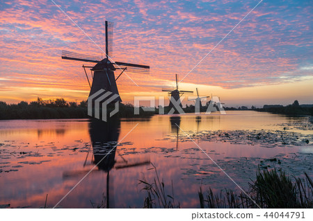 Kinderdijk in holland by sunrise 44044791