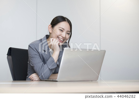 辦公室女人肖像 44046282