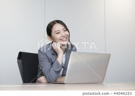 辦公室女人肖像 44046283