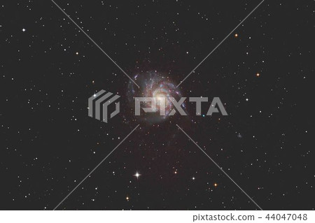 旋轉的煙花星系 44047048