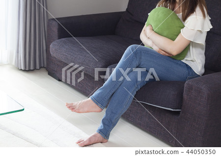 Women who cross legs 44050350
