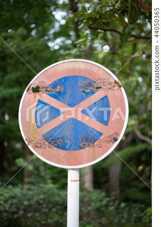 Obsolete parking and stopping road traffic sign Obsolete parking and stopping road traffic sign 44050365