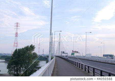 外環高速公路沿線的輸電塔和輸電線路（（埼玉縣和光市附近的戶外市） 44050388