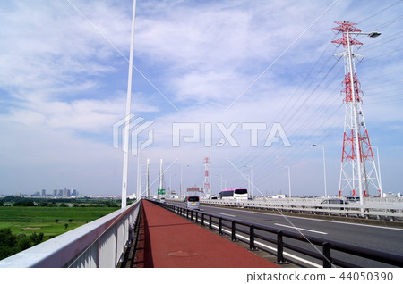 外環高速公路沿線的輸電塔和輸電線路（（埼玉縣和光市附近的戶外市） 44050390