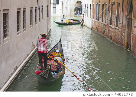 Venetian gondolier in the gondola Venetian gondolier in the gondola 44051778