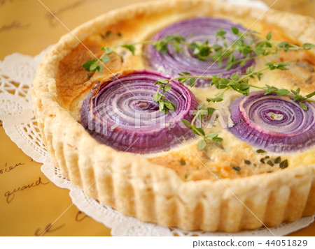 Purple onion quiche background tea (horizontal position) 44051829