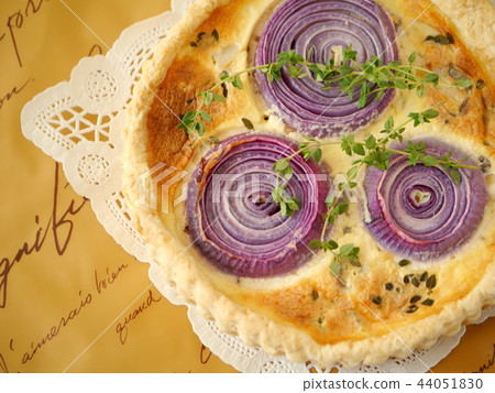 Purple onion quiche background tea (horizontal high angle view) 44051830