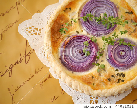 Purple onion quiche background tea (high angle) 44051831