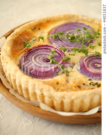 Purple onion quiche wooden plate (up) 44051837