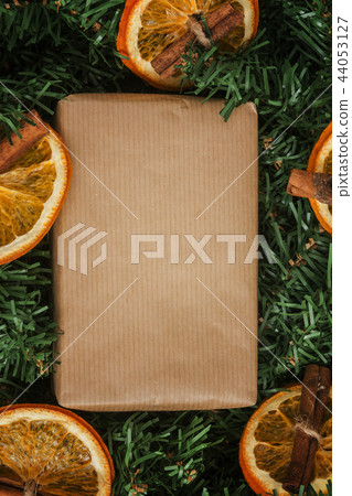 pine branches, craft gift, dried oranges, cinnamon 44053127