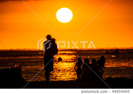 "Hawaii" Sunset view of Honolulu Ala Moana Beach Park 44054005