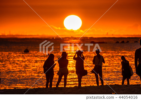 “夏威夷”檀香山阿拉莫阿納海灘公園的日落美景 44054016