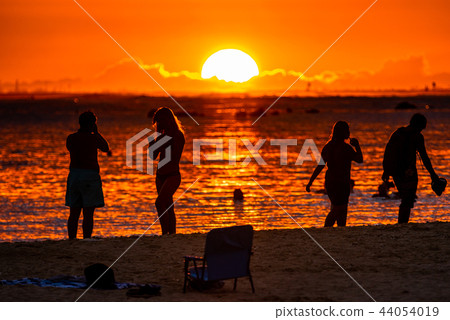 "Hawaii" Sunset view of Honolulu Ala Moana Beach Park 44054019