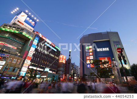 日本的東京都市風景我想看高田馬場站前的城市景觀(夜景) 日本的東京都市風景我想看高田馬場站前的城市景觀(夜景) 44054253