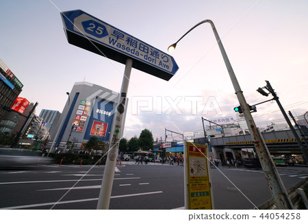 在日本的東京都市風景我看高田馬場站前的都市風景(晚上) 在日本的東京都市風景我看高田馬場站前的都市風景(晚上) 44054258
