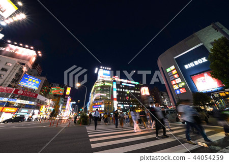 日本的東京都市風景我想看高田馬場站前的城市景觀(夜景) 日本的東京都市風景我想看高田馬場站前的城市景觀(夜景) 44054259